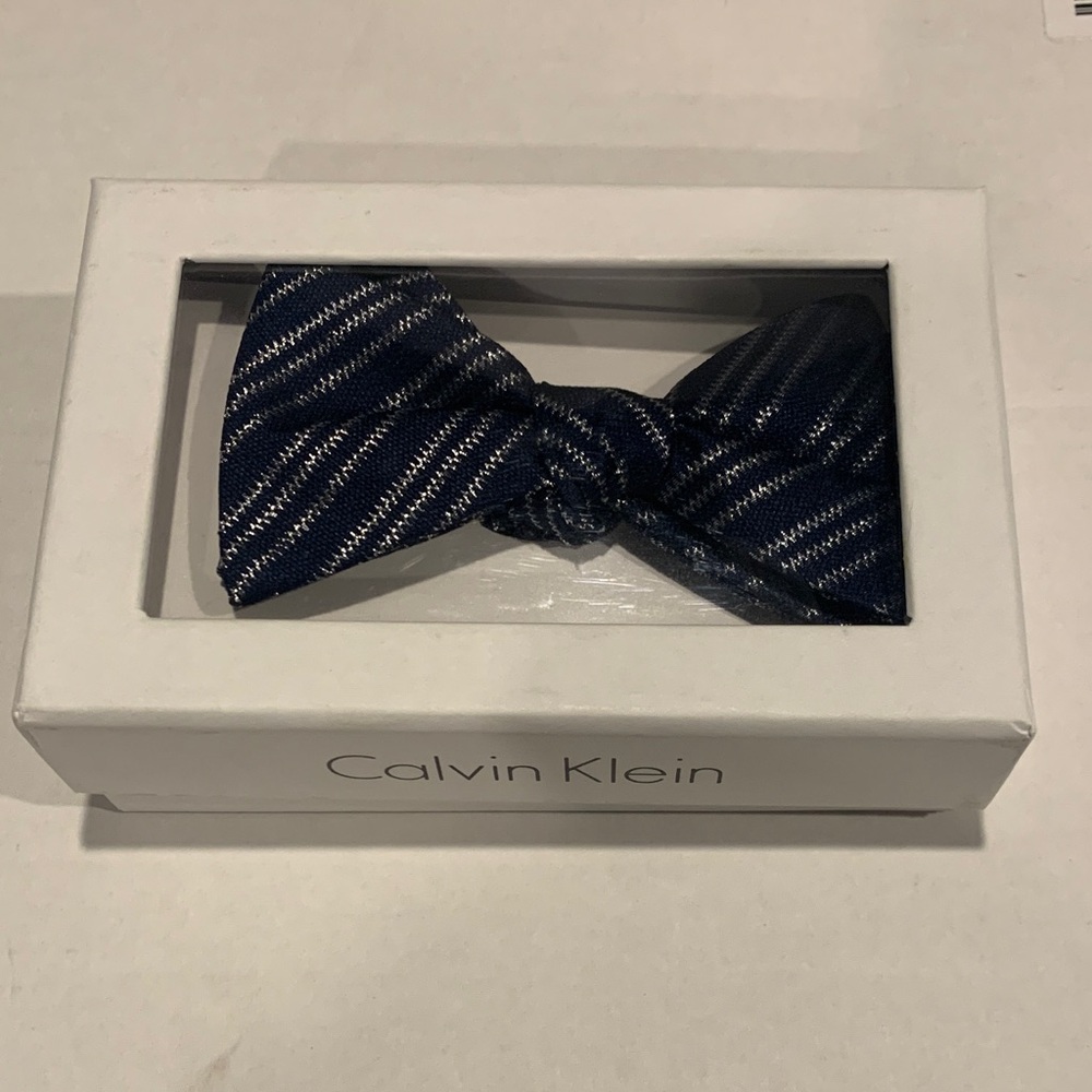 NWT Calvin Klein Striped Navy Bow Tie Giftbox